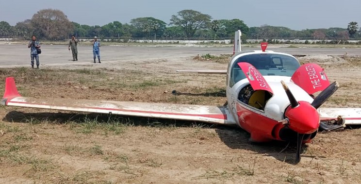 যশোরে প্রশিক্ষণ বিমানের ক্রাশ ল্যান্ডিং, দুই পাইলট অক্ষত