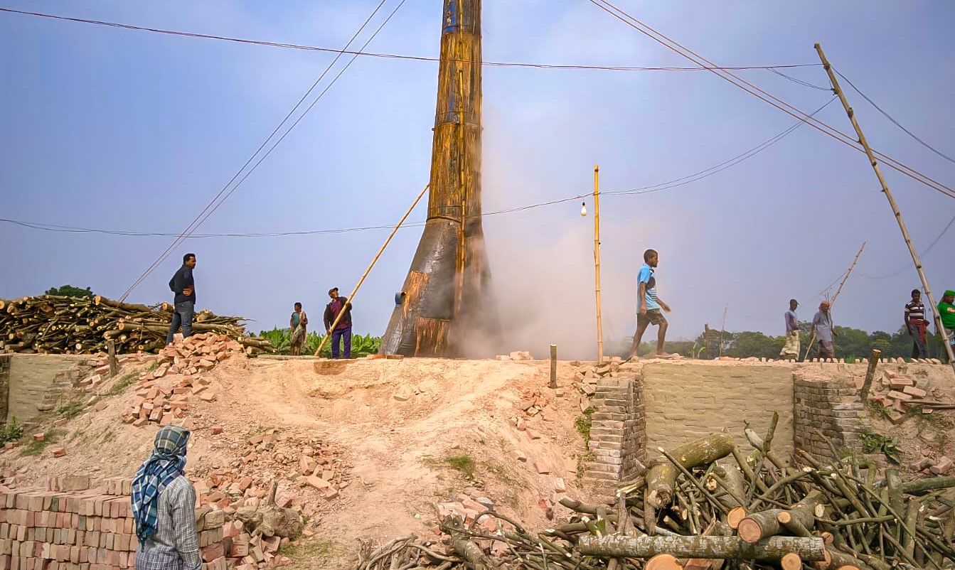 কুমারখালীতে ৪ ভাটা মালিককে জরিমানা ও মুচলেকা