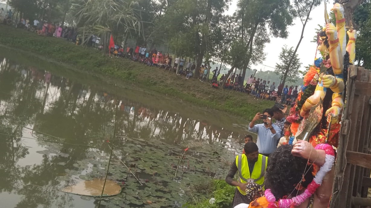 বড়লেখায় চোখের জল বিসর্জনে মধ্য দিয়ে শেষ হলো দুর্গোৎসব