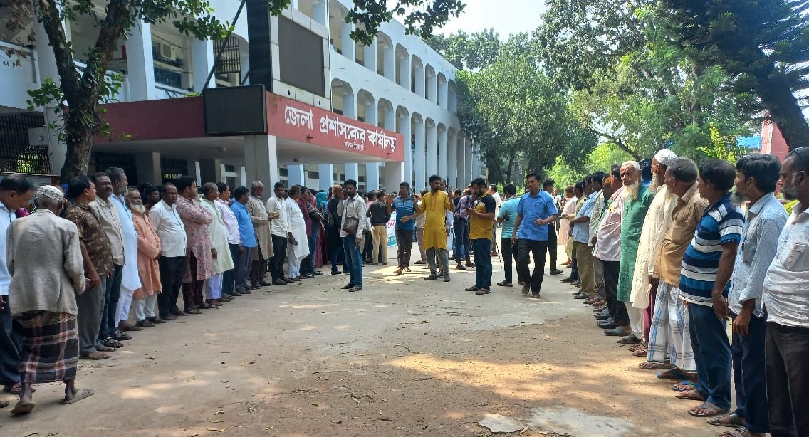 লালমনিরহাটে ইউনিয়ন পরিষদ বহাল রাখার দাবিতে মানববন্ধন